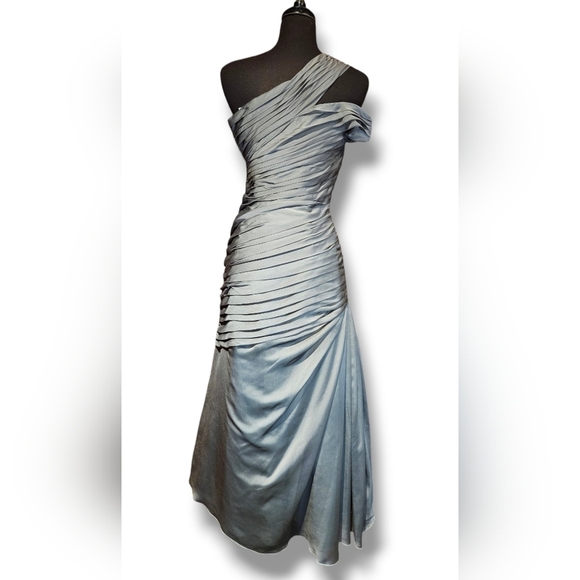 Pleated evening dress - Picture 6 of 10